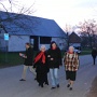 Auf dem Weg von der Kirche in den Pfarrgarten